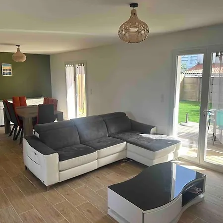 Holiday home Maison 100m2 4 Avec Piscine Jardin Paysage Gujan-Mestras