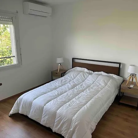 Maison 100m2 4 Avec Piscine Jardin Paysage Holiday home *